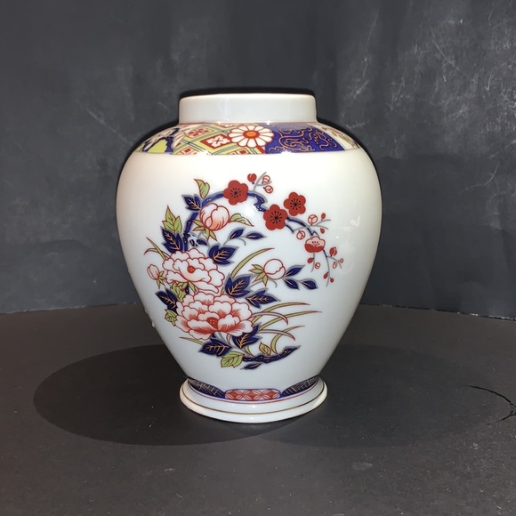 Vtg Imari Ware Ginger Jar, Made in Japan with Beautiful Oriental Peony Design. - Picture 2 of 7